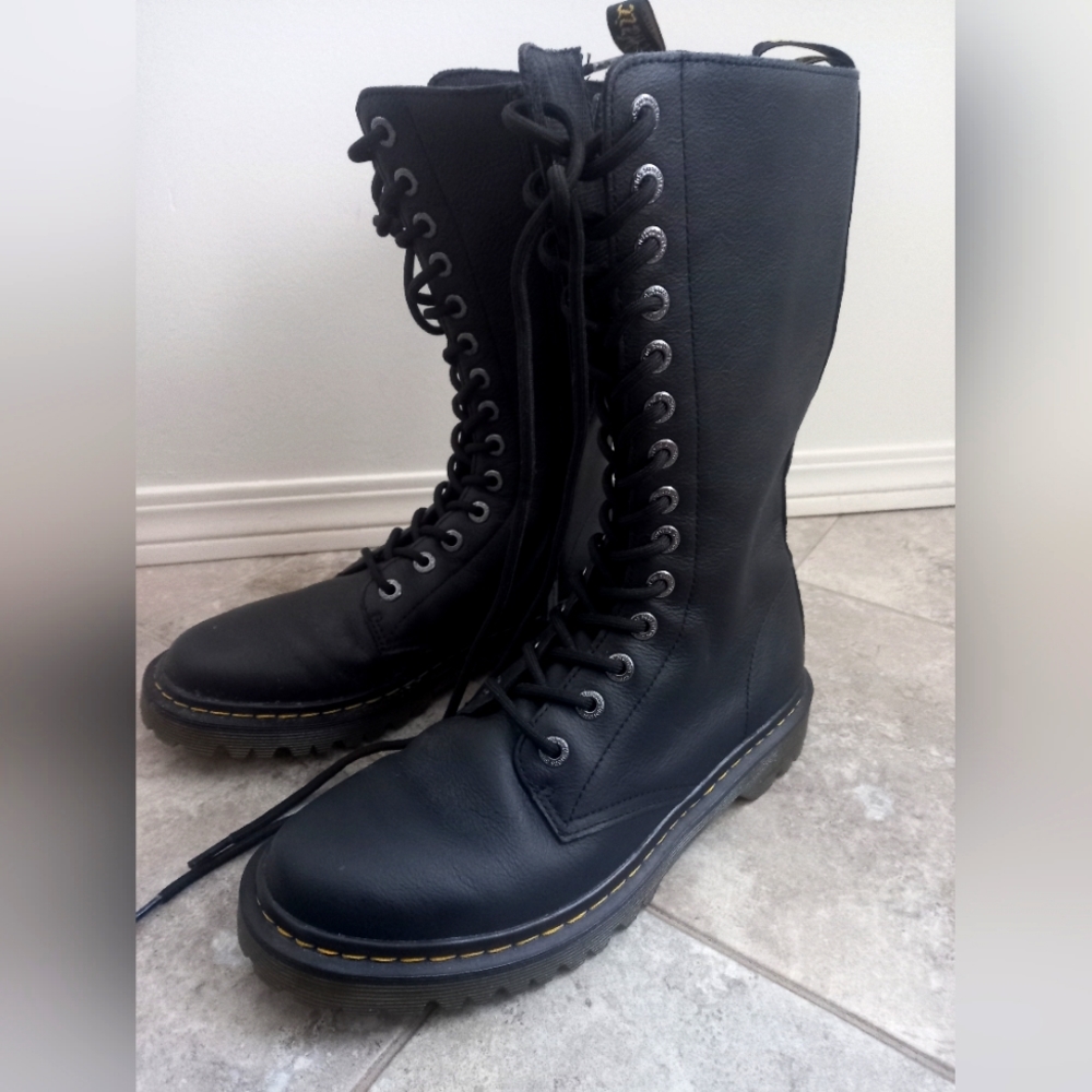 Dr. Marten - 14 eye Luana Tall Boots